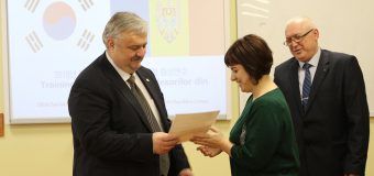 25 de profesori de informatică – instruiți la distanță de experți din Coreea de Sud