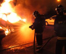 Pompierii din capitală au intervenit la lichidarea flăcărilor care a cuprins mai multe automobile