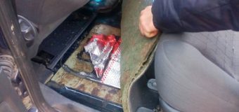 Pachete de țigări în podeaua unui vehicul. Câinii de la vamă – în acțiune