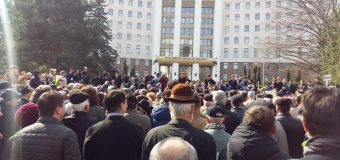 Blocul ACUM protestează la Parlament (VIDEO)