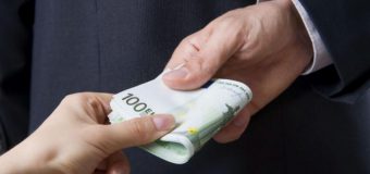 I-ar fi promis libertate contra 13 000 de euro. Atât ar fi estorcat un bărbat pentru a scăpa un infractor de puşcărie