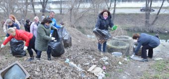 Circa 6000 de saci de deșeuri s-au colectat la acțiunea de salubrizare a albiei râului Bâc