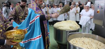 Combinatul de panificaţie „Franzeluţa” S.A. are undă verde la fabricarea produselor pascale, după ce procesul a fost binecuvântat de Mitropolit
