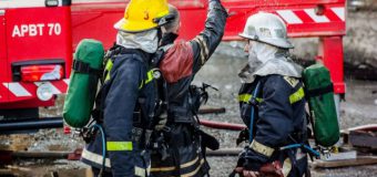 Pompierii au fost alertați la lichidarea unei arderi, într-un liceu din Chișinău