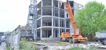 Un gard de beton, instalat abuziv, în jurul unei construcții din sectorul Buiucani – demolat