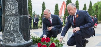 Igor Dodon și Pavel Filip – la ceremonia solemnă de depunere a florilor, la Memorialul „Eternitate”