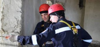 Pompierii din Soroca au salvat un tânăr care ameninţa că se va arunca în gol
