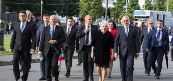 Pavel Filip – la Iași. A dat mâna cu Papa Francisc şi a discutat cu Viorica Dăncilă