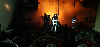 Un incendiu a izbucnit, ieri seara, pe strada Munceşti. 80 de salvatori au intervenit