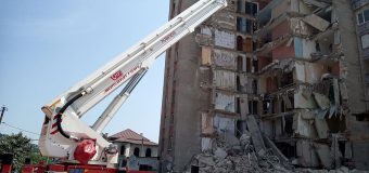 Lucrările în preajma blocului avariat din oraşul Otaci – continuă (FOTO)