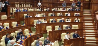 Deputații Blocului ACUM – protest în Parlament. Blochează tribuna!