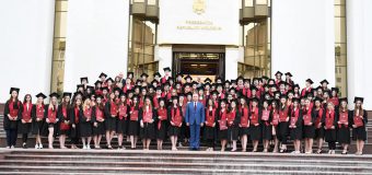 Peste 250 de absolvenți din țară au primit „Diploma de Onoare” a Președintelui Republicii Moldova