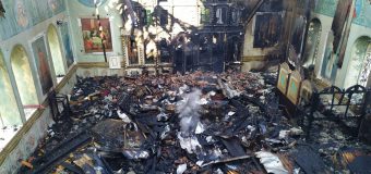 O biserică din Ocnița – cuprinsă de flăcări. 80% din acoperișul lăcașului a fost distrus