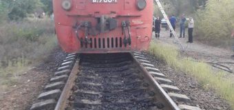 FOTO// Un tren de pe ruta Bălți – Ungheni a luat foc