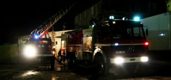 Incendiu în scara unui cămin din Chișinău. 5 persoane – cu arsuri și intoxicație