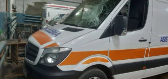 Ambulanță vandalizată și șofer agresat, în capitală (FOTO)