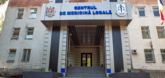 Zece medici legişti din Chişinău – reţinuţi de procurorii anticorupţie şi CNA