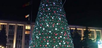 La Chișinău, ieri, a fost inaugurat Pomul de Crăciun. Cum a fost! (FOTO)