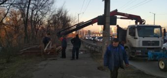 Primăria Chișinău: Continuă evacuarea panourilor publicitare stradale din capitală