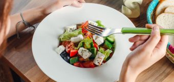 5 combinații periculoase de alimente care îți pot afecta sănătatea. Tu le consumi?