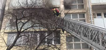 Un minor evacuat de pompieri dintr-un apartament din Chișinău, în urma unui incendiu