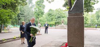 Dodon și Greceanîi au depus flori la bustul poetului Mihai Eminescu
