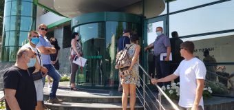 Un an de la producerea jafului de la filiala Buiucani a Moldova Agroindbank. Clienți: Nu ne-au restituit banii