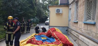 Un bărbat de 84 de ani amenința că se va arunca în gol de la etajul 3 al unui bloc din Chișinău