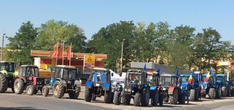 (FOTO) Producătorii agricoli din câteva raioane, afectate de secetă au ieșit, astăzi, cu tehnica agricolă la protest. Detalii