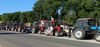 Cele 2 șiruri de tractoare ale agricultorilor stau parcate de la intrarea în Ialoveni spre Gara de Sud, anunță Platforma DA