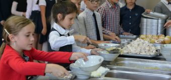Alimentația copiilor în școlile din Chișinău a revenit la regimul obișnuit