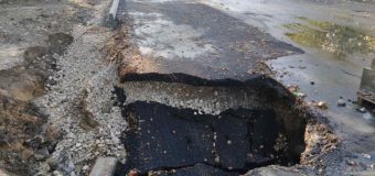 În capitală, șuvoaiele au smuls asfaltul de pe unele porțiuni de drum