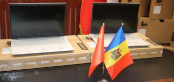 Ambasada Chinei vine în sprijinul sistemului educațional cu o donație de 26 de laptopuri