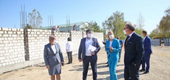 Directorul IP FISM, Guvernatorul Găgăuziei și Ambasadorul României, în vizită la șantierul de construcție a unui nou bloc la LT „Mihai Eminescu” din Comrat