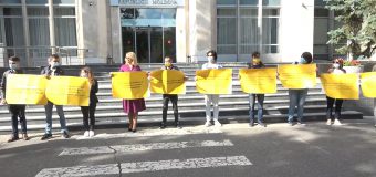 Tinerii PAS au desfășurat un flashmob la Guvern: Vrem răspuns public