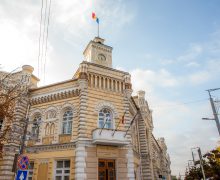 Primăria Chișinău, despre incidentul în care o mașină a căzut într-o gaură: Intervențiile sunt realizate de „Termoelectrica”