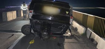 Având exces de viteză a pierdut controlul volanului. Accident cu implicarea unui automobil ce aparține unei companii de taxi