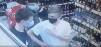 În timp ce se deplasa pe o stradă din Chișinău, o femeie a fost lovită și deposedată de lucruri personale