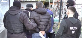 Doi bărbați și o femeie – învinuiți de punerea în circulație a valutei străine false