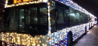 Troleibuze amenajate cu decorațiuni pe străzile din Chișinău