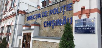 Un tânăr apare cu o armă în mână, în timp ce se deplasa cu un automobil. Poliția s-a autosesizat