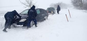Conducătorii auto au solicitat ajutorul salvatorilor pentru a le fi tractate și deblocate automobilele