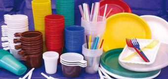 Din 1 ianuarie este interzisă utilizarea și comercializarea pungilor și veselei din plastic