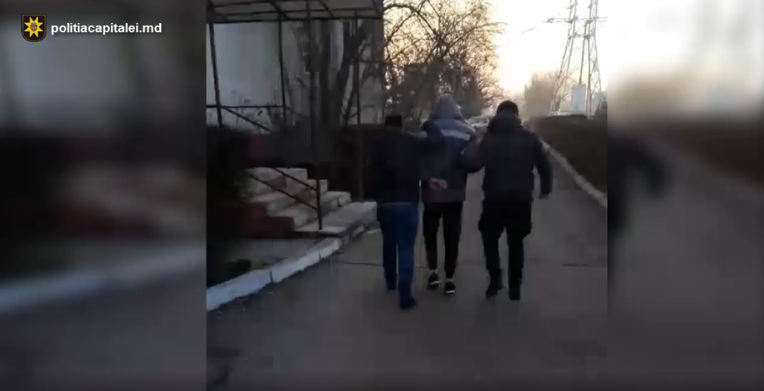 Doi tineri au rămas fără lucrurile personale. Aceasta s-a întâmplat pe o stradă din Capitală