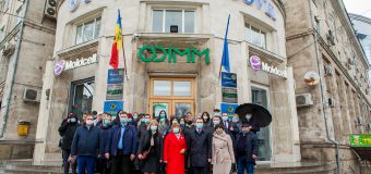 (FOTO) Conducători ai reprezentanțelor teritoriale ale Î.S. „Poșta Moldovei” au organizat o acțiune în susținerea directorului general al Întreprinderii