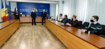 (FOTO) Serviciul Vamal a acordat premii pentru participanții la turneul de dezbateri privind importul mașinilor