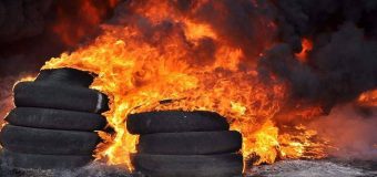 Agenția de Mediu: La arderea anvelopelor în atmosferă sunt emanate zeci de substanţe chimice cancerigene