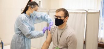 A început vaccinarea angajaților Secretariatului Parlamentului