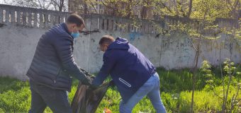 Tinerii DA, în frunte cu Andrei Năstase, au făcut curățenie în Cimitirul Eroilor din Chișinău
