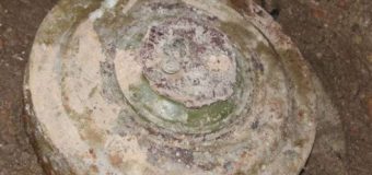 O mină antitanc – descoperită în subsolul unui bloc de locuit din orașul Glodeni